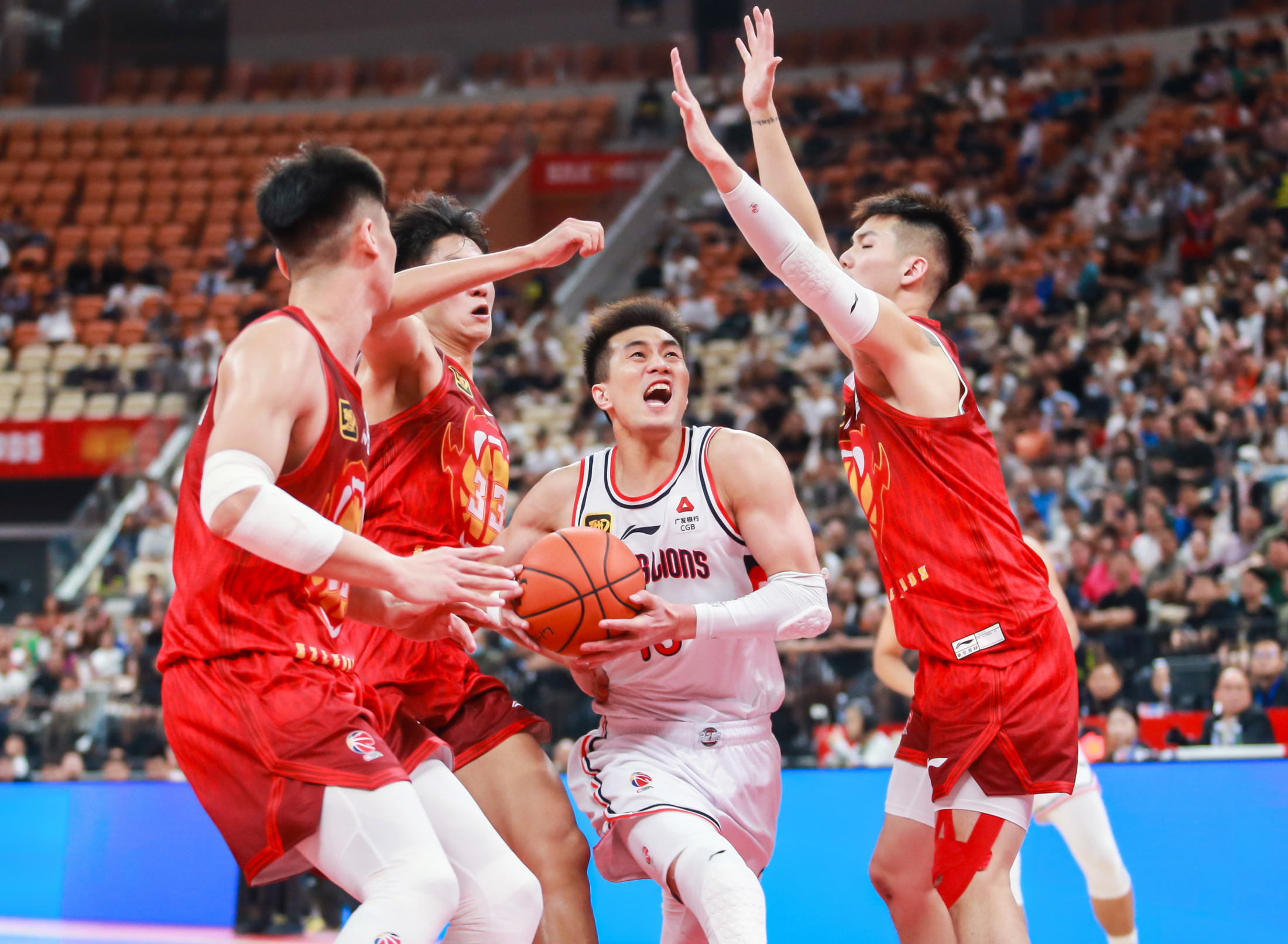 九游登录入口-中超今夜走向成谜，广州队遗憾出局，目标明确，身体对抗强度拉满